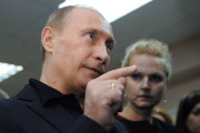 Путин: рубль не рухнет, доллар тоже устоит