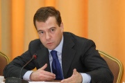 Медведев: продолжаем падать, но вырулим