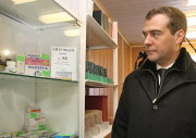 Медведев "даст по рукам" за лекарства