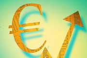 Доллар снизился, евро подрос