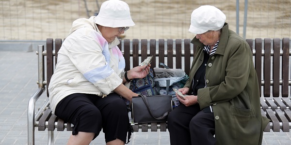 Риа новости пенсии. Пенсионеры на лавочке. Пожилая женщина на скамейке. Пенсионеры на лавочках едят.
